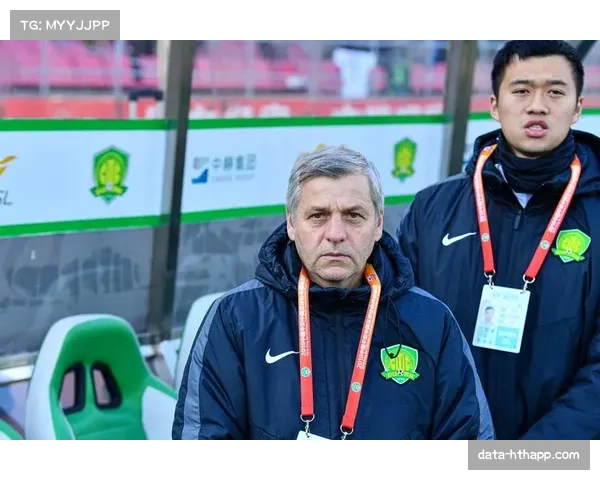 里尔主帅热内西奥赛后拒采访，球员通道与裁判争执